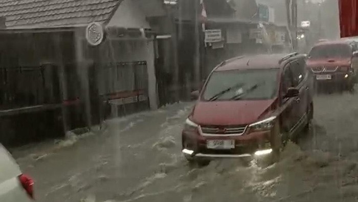 Jalan Selabintana Jadi Sungai, Drainase Tersumbat Sampah