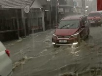 Jalan Selabintana Jadi Sungai, Drainase Tersumbat Sampah