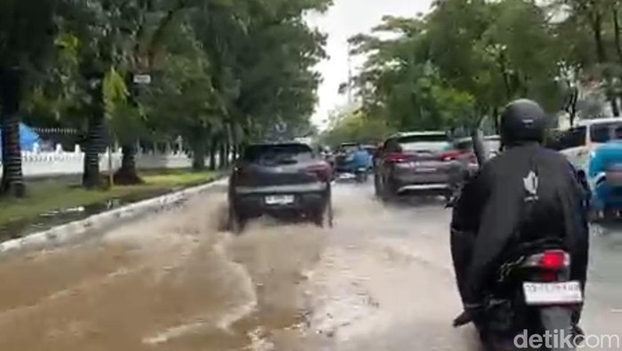 Jalan Depan Kantor Gubernur Sulsel Terendam Banjir, Lalu Lintas Macet