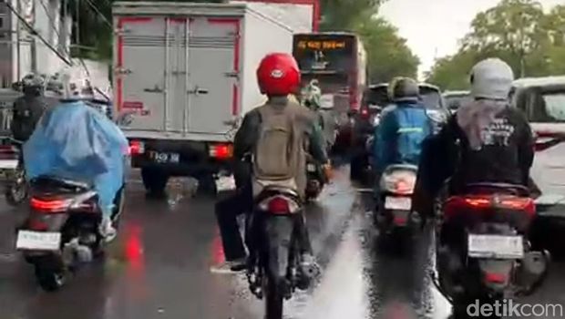 Jalan Urip Sumoharjo Makassar depan kantor Gubernur Sulsel mengalami kemacetan.