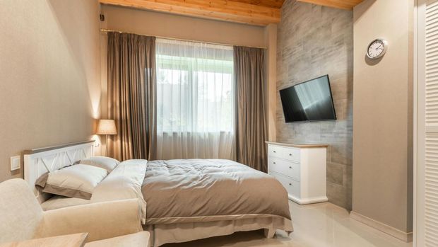 Jam dinding di kamar tidur