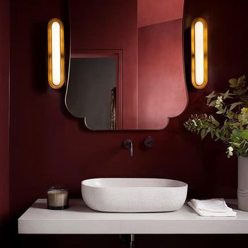 Kamar mandi yang dicat merah wine