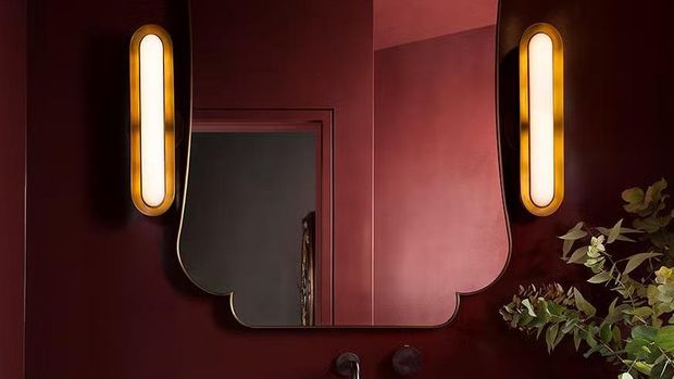 Kamar mandi yang dicat merah wine