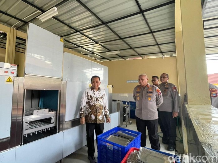 Kapolda Kalsel Irjen Rosyanto Yudha Hermawan terus memastikan SPPG milik Polda Kalsel berjalan dengan baik dan sesuai SOP. Ia monitoring berkala SPPG di Banjarbaru itu.