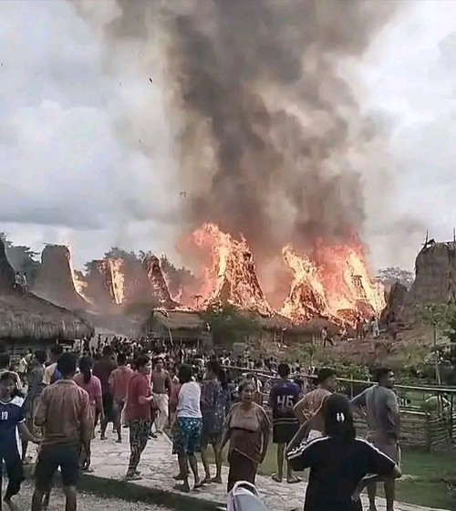 Kebakaran hebat terjadi di Kampung Adat Waru Wora, Desa Patiala Bawa, Kecamatan Lamboya, Kabupaten Sumba Barat, NTT, Jumat (5/12/2025). (istimewa).