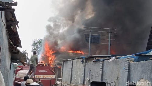 Upaya pemadaman saat kebakaran rumah di Labuan Bajo, Jumat (5/12/2025).