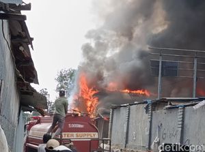 Kebakaran Hanguskan 9 Rumah-Usaha Es Batu di Labuan Bajo