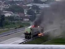 Truk Muatan Paket Terbakar di Tol Krapyak Semarang