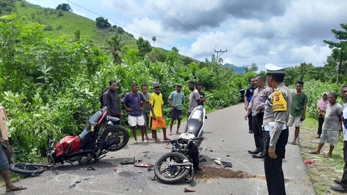 Kondisi dua motor yang rusak parah setelah terlibat tabrakan maut, Jumat (5/12/2025).