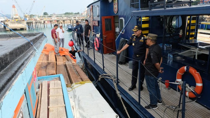 Kapal Pengangkut 1.250 Keping Kayu Ilegal Ditangkap di Perairan Batam