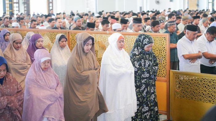 Khofifah & Warga Jatim Gelar Salat Ghaib untuk Korban Bencana Sumatera