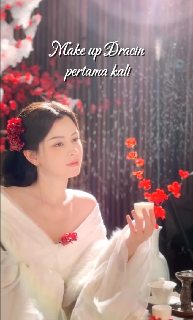 Melalui akun Instagramnya Kimberly Ryder membagikan video singkat momen perdananya didandani bak artis drama China dalam sebuah pemotretan. Foto: Instagram/@kimbrlyryder