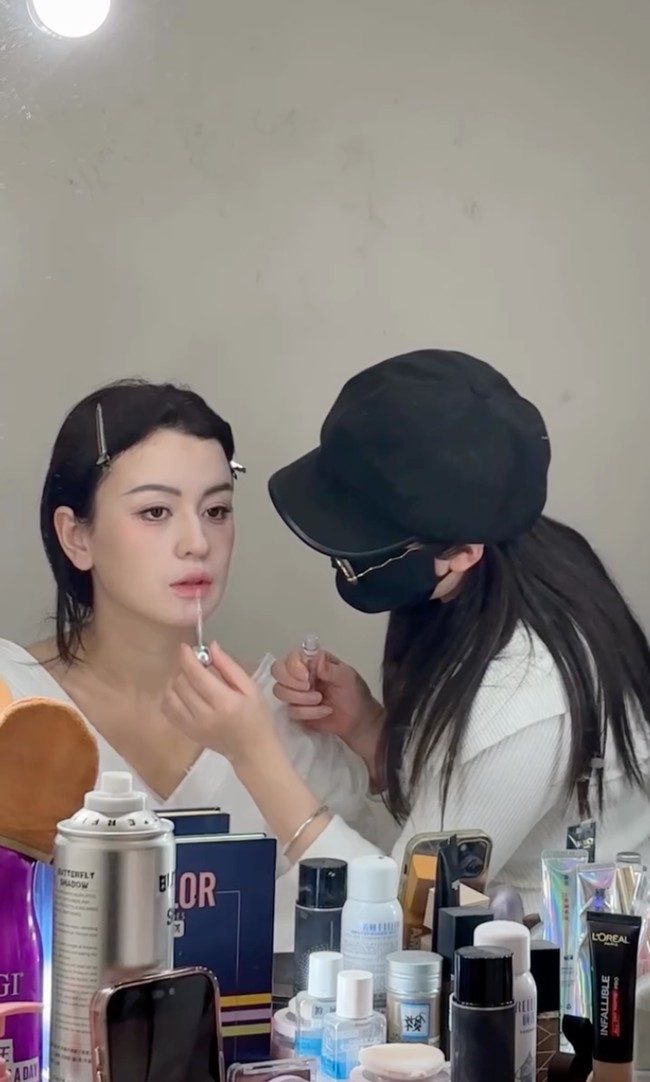 Terlihat momen saat Kimberly didandani dengan riasan khas artis di drama China. Look natural ditambah dengan lipstik pink membuat penampilan Kimberly makin fresh dan tak berlebihan. Foto: Instagram/@kimbrlyryder