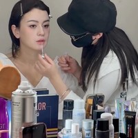 Terlihat momen saat Kimberly didandani dengan riasan khas artis di drama China. Look natural ditambah dengan lipstik pink membuat penampilan Kimberly makin fresh dan tak berlebihan. Foto: Instagram/@kimbrlyryder