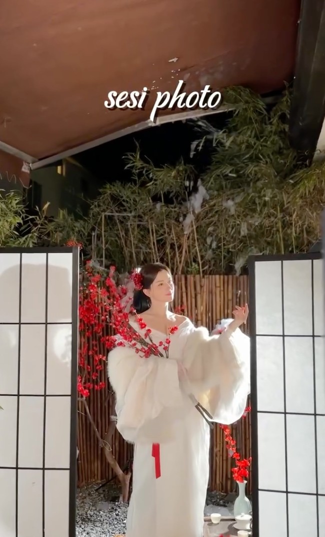 Bak karakter Dracin, Kimberly mengenakan pakaian tradisional Hanfu berwarna putih. Siluet longgar pada Hanfu memberikan kesan anggun pada penampilan Kimberly. Foto: Instagram/@kimbrlyryder