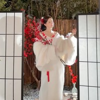 Bak karakter Dracin, Kimberly mengenakan pakaian tradisional Hanfu berwarna putih. Siluet longgar pada Hanfu memberikan kesan anggun pada penampilan Kimberly. Foto: Instagram/@kimbrlyryder