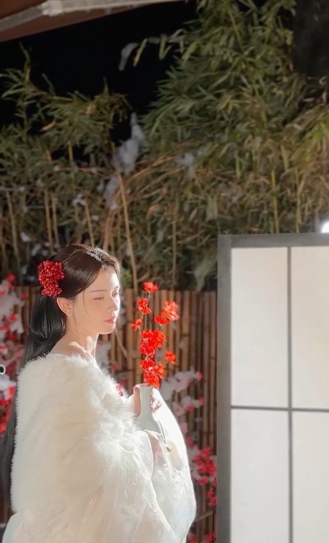 Rambutnya dipercantik dengan aksesori berbentuk bunga-bunga kecil warna merah. Aksesori tersebut senada dengan bunga yang dipegangnya. Foto: Instagram/@kimbrlyryder