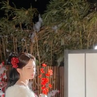 Rambutnya dipercantik dengan aksesori berbentuk bunga-bunga kecil warna merah. Aksesori tersebut senada dengan bunga yang dipegangnya. Foto: Instagram/@kimbrlyryder