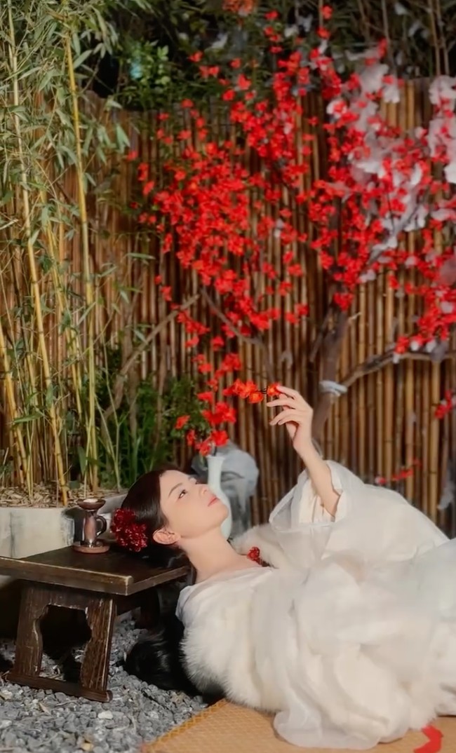 Latar pada pemotretan tersebut semakin memperkuat suasana bak di drama China. Penampilan Kimberly pun banjir pujian. Foto: Instagram/@kimbrlyryder