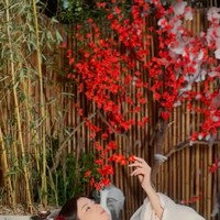 Latar pada pemotretan tersebut semakin memperkuat suasana bak di drama China. Penampilan Kimberly pun banjir pujian. Foto: Instagram/@kimbrlyryder