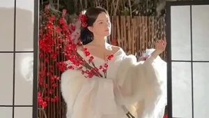 Ornamen bunga merah di rambut menambah sentuhan dramatis yang bikin look Kimberly makin standout. Foto: Instagram Kimberly Ryder