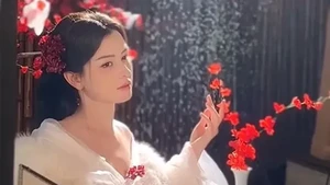 Kombinasi warna putih lembut dan aksen merah pada busana menciptakan nuansa dramatis yang tetap halus. Foto: Instagram Kimberly Ryder