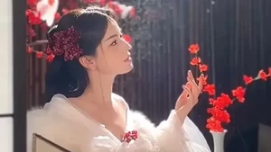 Kimberly tampil menawan dengan konsep pemotretan bertema oriental yang langsung bikin suasana serasa adegan drama China. Foto: Instagram Kimberly Ryder