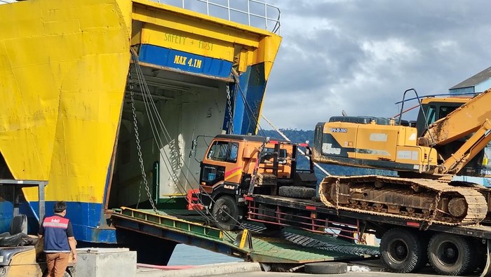 KMP Jatra II Angkut 50 Ton Bahan Pokok dan 7 Excavator Menuju Sibolga