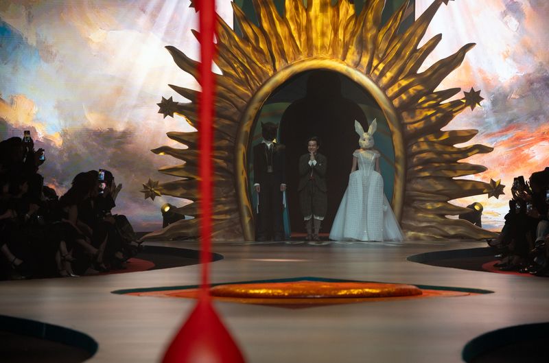 Koleksi Adrian Gan 40 Tahun Berkarya 'Seance' Koleksi Adrian Gan 40 Tahun Berkarya 'Seance' di Hotel Mulia Senayan, Selasa (2/12/2025).