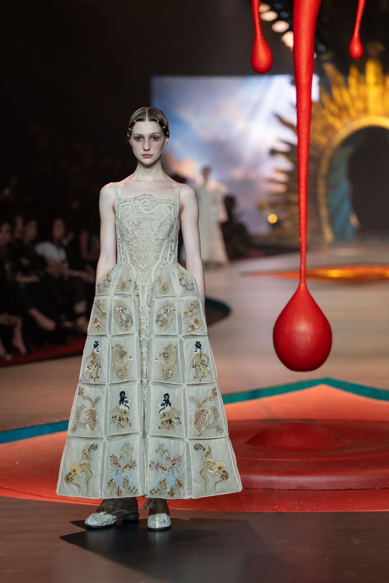 Koleksi Adrian Gan 40 Tahun Berkarya 'Seance' Koleksi Adrian Gan 40 Tahun Berkarya 'Seance' di Hotel Mulia Senayan, Selasa (2/12/2025).