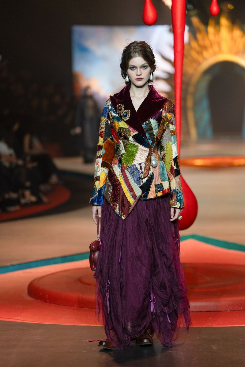 Koleksi Adrian Gan 40 Tahun Berkarya 'Seance' di Hotel Mulia Senayan, Selasa (2/12/2025).