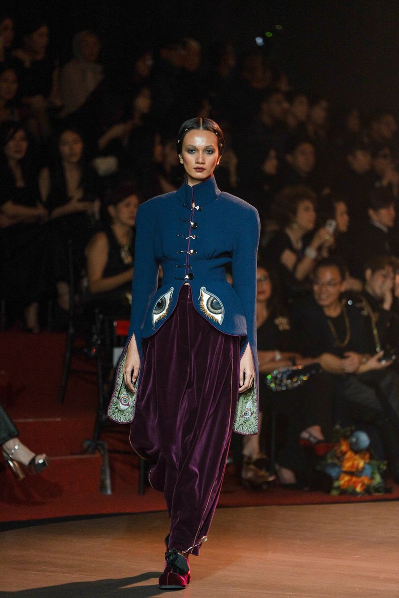 Koleksi Adrian Gan 40 Tahun Berkarya 'Seance' Koleksi Adrian Gan 40 Tahun Berkarya 'Seance' di Hotel Mulia Senayan, Selasa (2/12/2025).