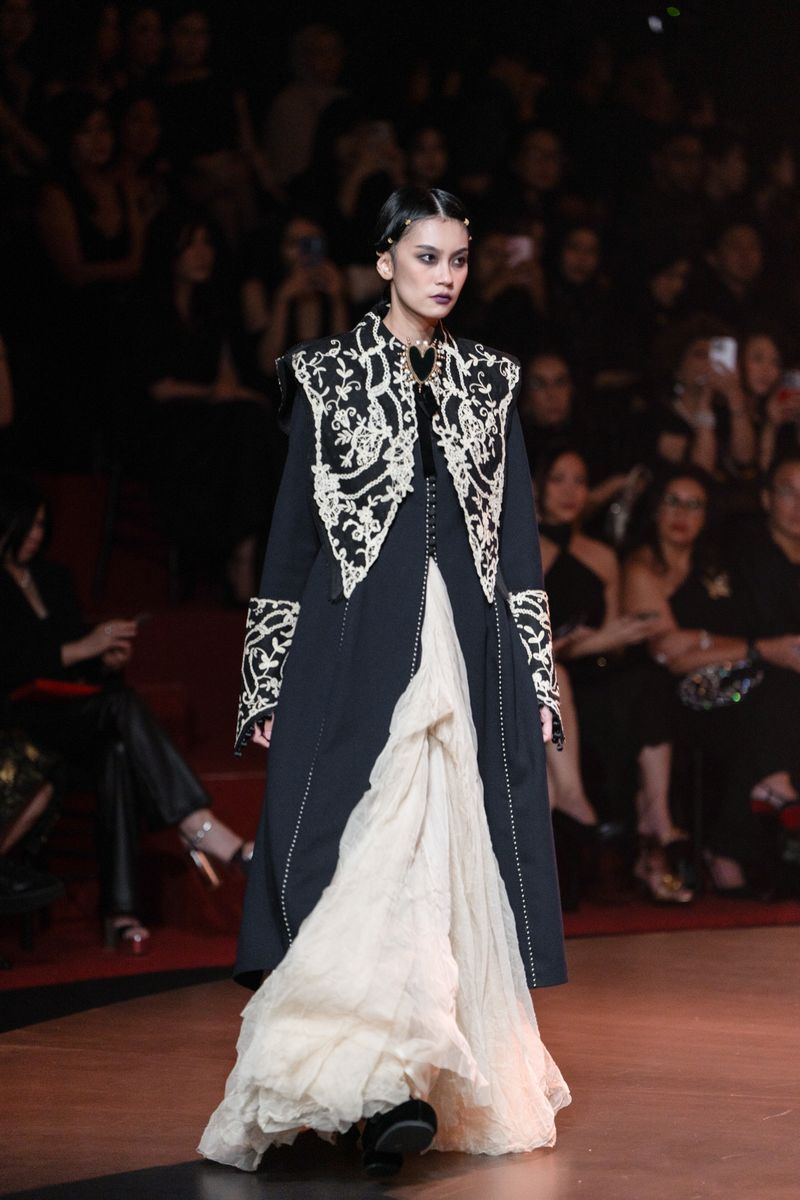 Koleksi Adrian Gan 40 Tahun Berkarya 'Seance' di Hotel Mulia Senayan, Selasa (2/12/2025).