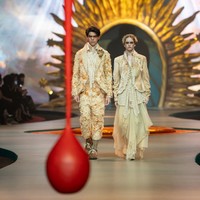 Kain Antik 100 Tahun Jadi Primadona di Koleksi 4 Dekade Adrian Gan Berkarya