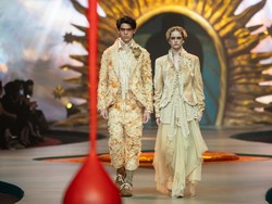 Kain Antik 100 Tahun Jadi Primadona di Koleksi 4 Dekade Adrian Gan Berkarya