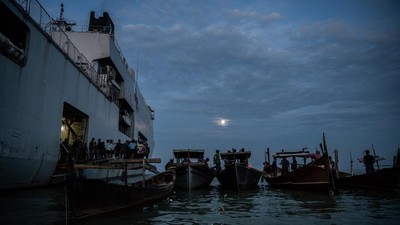 KRI dr Soeharso Buka Layanan Medis untuk Korban Bencana Aceh di Tengah Terhambatnya Akses Darat