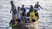 Warga menggunakan perahu membawa korban bencana alam untuk menjalani pemeriksaan kesehatan di KRI dr Soeharso-990, perairan Aceh Tamiang, Aceh, Kamis (4/12/2025). ANTARA FOTO/BAYU PRATAMA S