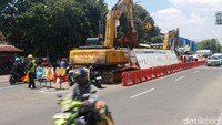 Petugas telah memasang rambu peringatan dan pembatas jalan untuk mengarahkan arus lalu lintas, namun tetap mengimbau pengendara agar lebih berhati-hati saat melintas di titik pengerjaan.