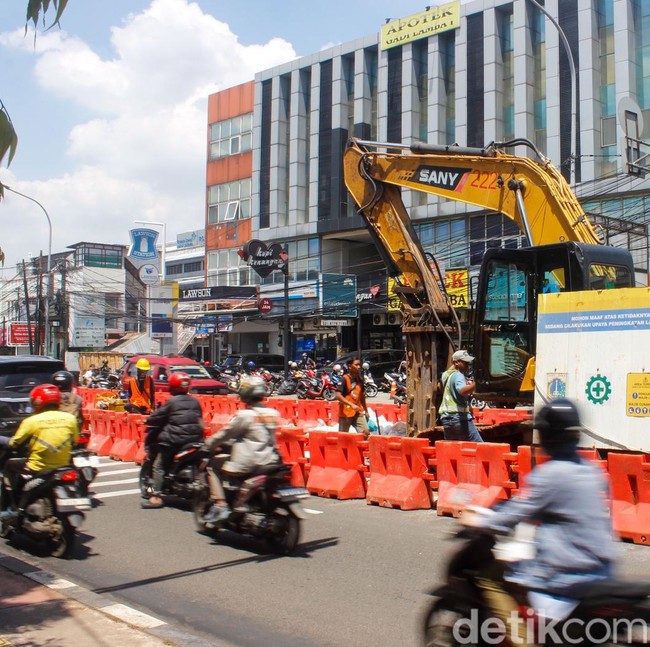 Lajur Kendaraan Menyempit Akibat Proyek Pipa PAM di Jalan TB Simatupang