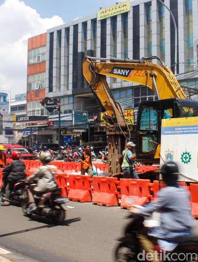 Lajur Kendaraan Menyempit Akibat Proyek Pipa PAM di Jalan TB Simatupang