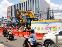Lajur Kendaraan Menyempit Akibat Proyek Pipa PAM di Jalan TB Simatupang