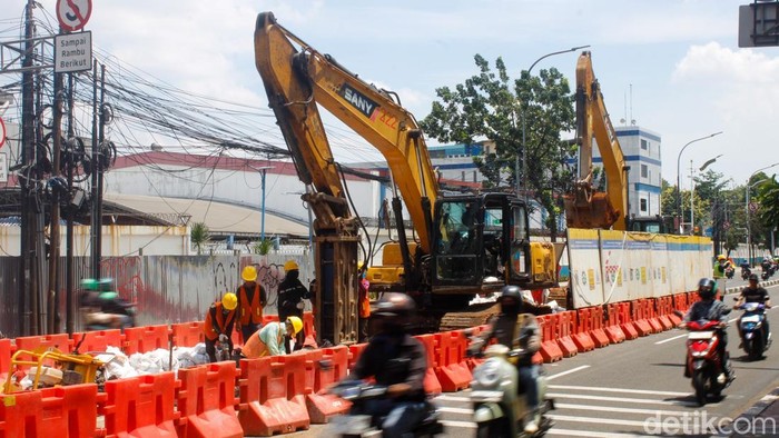 Arus lalu lintas di Jalan TB Simatupang, Jakarta Selatan, mengalami penyempitan lajur akibat proyek pemasangan pipa PAM yang tengah berlangsung di kawasan tersebut.