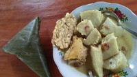 Di Rembang, Jawa Tengah, ada sajian lontong tuyuhan yang sedap. Lontong ini disajikan dengan kuah santan pedas kaya rempah dan disajikan dengan daging bebek. Foto: iStock/detikFood