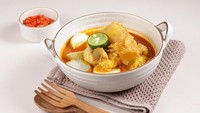 Di Surabaya, Jawa Timur, hadir sajian lontong yang khas. Yaitu lontong kikil yang disajikan bersama kikil kuah santan bercita rasa gurih. Penyajiannya biasa dikucuri jeruk nipis. Foto: iStock/detikFood