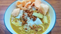 Di Bandung, Jawa Barat, juga ada racikan lontong yang lezat. Adalah lontong kari dengan sajian kuah kari yang kental. Untuk topping-nya berupa ayam suwir dan kacang kedelai goreng. Foto: iStock/detikFood