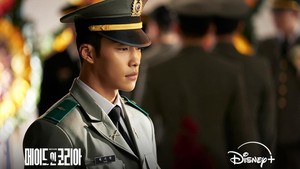 Baek Ki Hyun ditulis sebagai sosok yang cemerlang lulusan Korea Military Academy. Dia kini bekerja di Defense Scurity Command karena punya sifat keras, kuat, dan disiplin. (Foto: dok. Disney+)