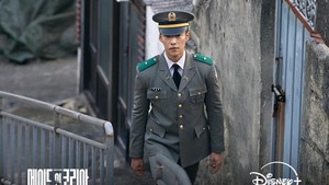 Ini pertama kalinya Woo Do Hwan ambil proyek drama periodik. Dia memerankan Baek Ki Hyun, adik dari Baek Ki Tae yang diperankan Hyun Bin. (Foto: dok. Disney+)