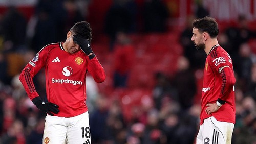 MANCHESTER, ENGLAND - DECEMBER 04: Casemiro and Bruno Fernandes of Manchester United look dejected after the draw in the Premier League match between Manchester United and West Ham United at Old Trafford on December 04, 2025 in Manchester, England. (Photo by Alex Livesey/Getty Images)