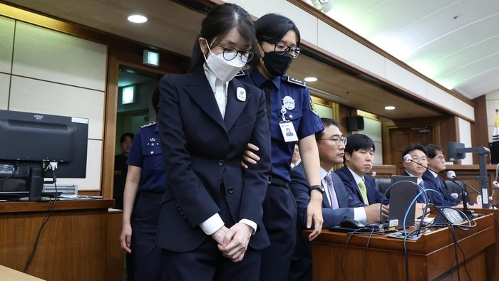 SEOUL, SOUTH KOREA - SEPTEMBER 24: Ex first lady Kim Keon-hee arrives for her first trial hearing on corruption charges at a courtroom of the Seoul Central District Court on September 24, 2025 in Seoul, South Korea. The hearing is take place after special counsel indicted Kim with physical detention on charges of violating the Capital Markets Act, the Political Funds Act and a law on the acceptance of bribes for mediation on Aug. 29. (Photo by Chung Sung-Jun/Getty Images)
