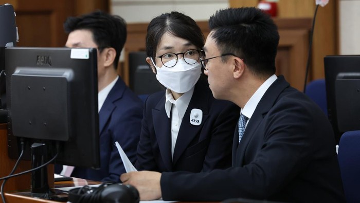SEOUL, SOUTH KOREA - SEPTEMBER 24: Ex first lady Kim Keon-hee arrives for her first trial hearing on corruption charges at a courtroom of the Seoul Central District Court on September 24, 2025 in Seoul, South Korea. The hearing is take place after special counsel indicted Kim with physical detention on charges of violating the Capital Markets Act, the Political Funds Act and a law on the acceptance of bribes for mediation on Aug. 29. (Photo by Chung Sung-Jun/Getty Images)